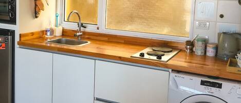 雪櫃、微波爐、焗爐、爐具