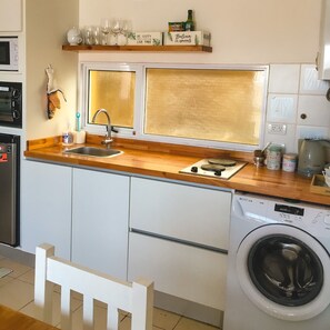 Kühlschrank, Mikrowelle, Ofen, Herdplatte