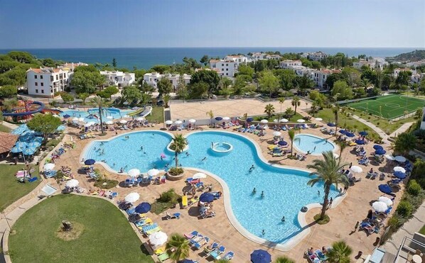 Een binnenzwembad en een buitenzwembad