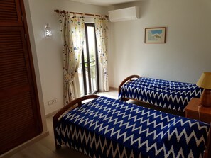 2 chambres, coffres-forts dans les chambres, fer et planche à repasser