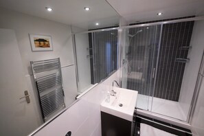Shower, hair dryer, towels, soap - Regency Retreat  - Stylish Apartment with sea views and balcony. Great Location. (Brighton)