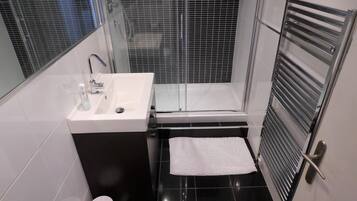 Douche, sĂšche-cheveux, serviettes fournies, savon