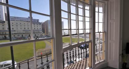 Regency Retreat - Stilvolles Apartment mit Meerblick und Balkon. Schöner Ort.