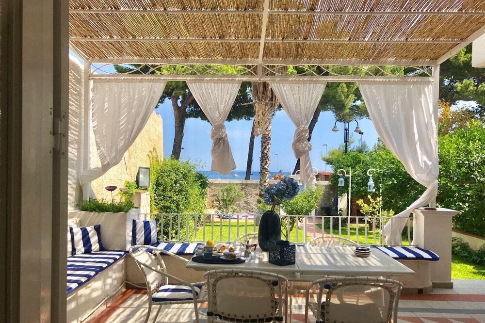 VILLA DEL POMOGRANO ON THE SEA WITH GARDEN