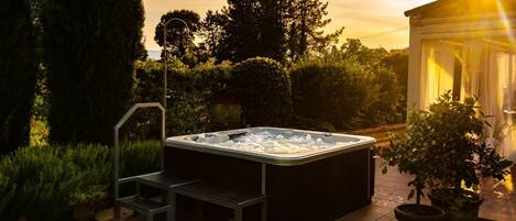 Outdoor spa tub