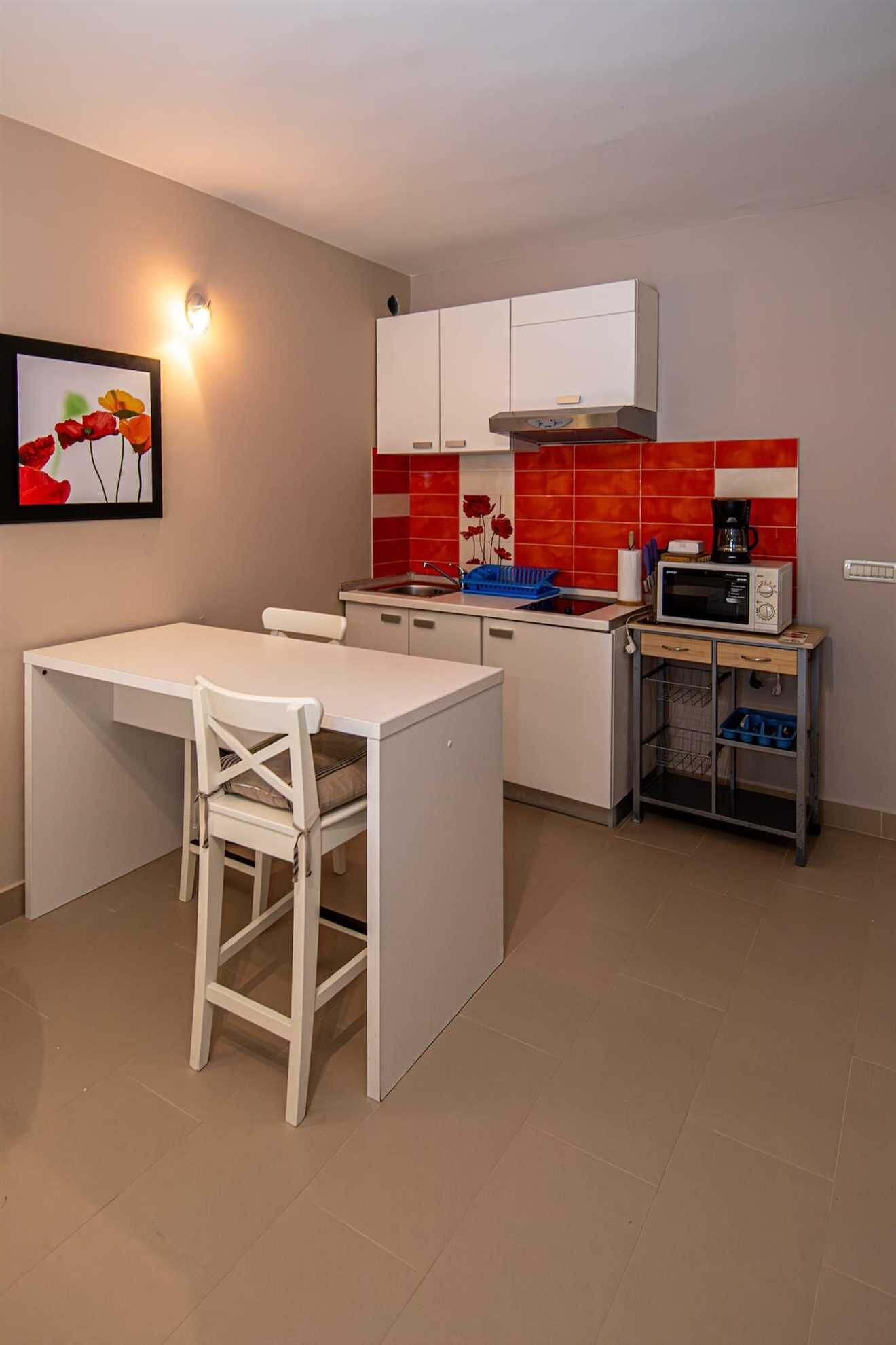 Kühlschrank, Mikrowelle, Herdplatte, Kochgeschirr/Geschirr/Besteck