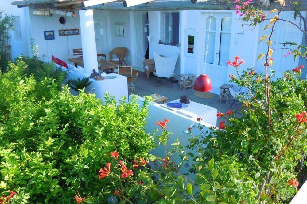 A beautiful house in Stromboli at the foot of the volcano, pets allowed