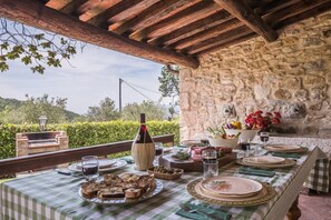 Outdoor dining - Villa Del Giglio - Tuscan villa with pool (Monsummano)