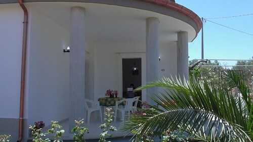 RUHIGE VILLA MIT 2500 QM. Eingezäunter Garten