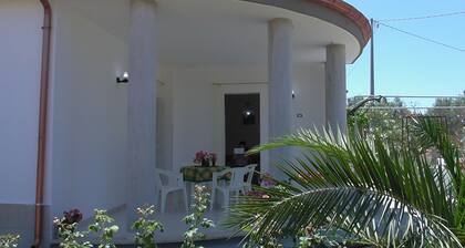 RUHIGE VILLA MIT 2500 QM. Eingezäunter Garten