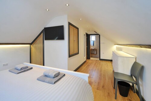 Newly Refurbished 4 Bedroom Detached House