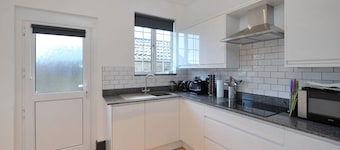 Neu renoviertes 4 Schlafzimmer Einfamilienhaus