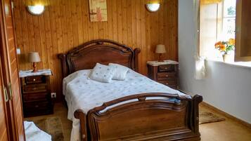 3 bedrooms, iron/ironing board, WiFi, bed sheets
