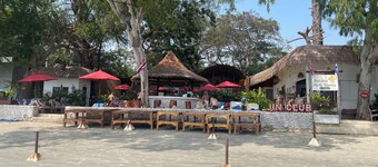 Compact Top Floor 2 Bed 2 Bath Sea-Facing Apartment with huge pool and balcony