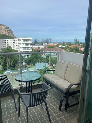 Property grounds - Top Floor 2 Bedroom 2 Bathroom Sea-Facing Apartment with huge pool and balcony (Nongkae, Huahin)