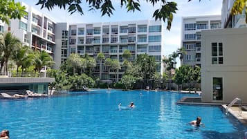 Piscina all'aperto, una piscina riscaldata