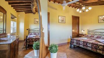 2 chambres, coffre-fort, fer et planche à repasser