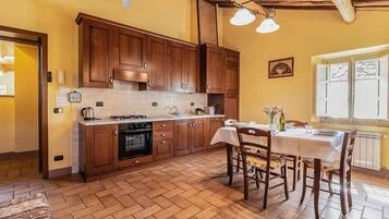 Réfrigérateur, four à micro-ondes, un four, surface de cuisson