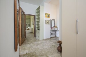 Interior - Familyholidays Magnolia. Apartments in villa with garden near the sea.  (Cefalù)