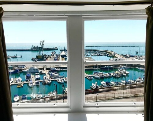 Marina Retreat - Stunning 4 bed, 3 bath w/ views