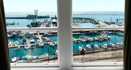 Marina Retreat - Modern, stylish house with harbour views