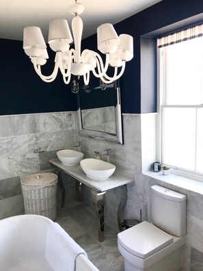 Douche, sèche-cheveux, serviettes fournies