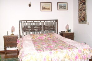 4 bedrooms, iron/ironing board, WiFi, bed sheets