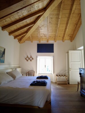 4 chambres, bureau, chambres insonorisées, fer et planche à repasser
