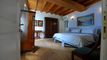 4 chambres, bureau, chambres insonorisées, fer et planche à repasser