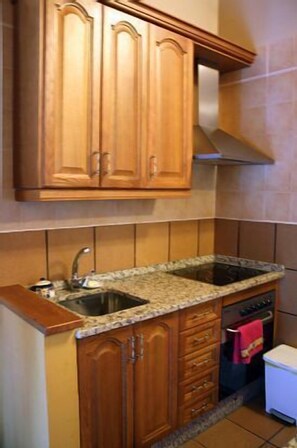 Frigorífico, microondas, horno y placa de cocina