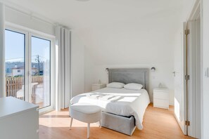 6 bedrooms, travel crib, free WiFi, bed sheets