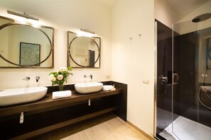 Een douche, een haardroger, handdoeken