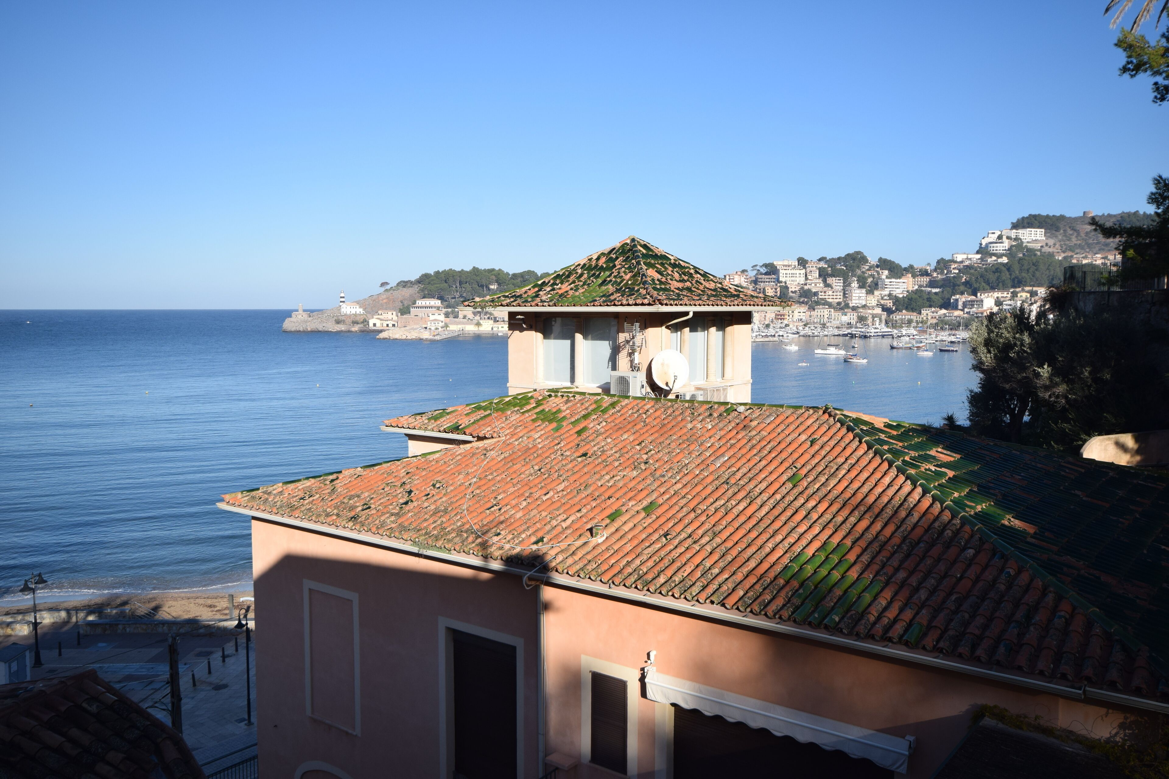 Ein Küstenhaus mit Ziegeldach mit Blick auf das Meer.