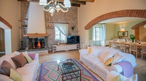 TV, fireplace - Villa Trevi - Private villa with pool (Trevinano)