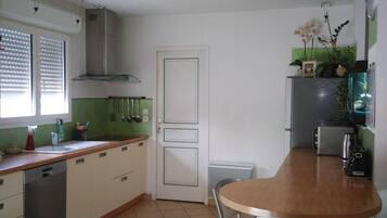 Kjøleskap, mikrobølgeovn, ovn og kokeplater