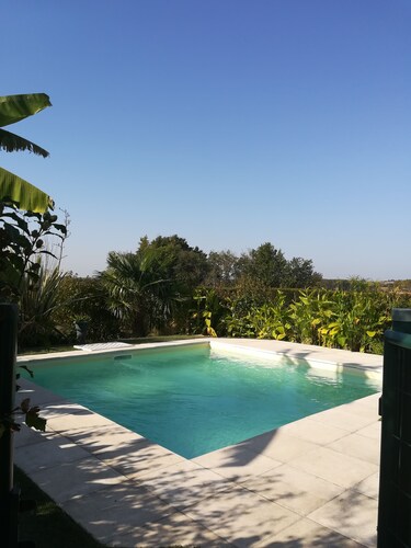 Maison au calme avec piscine et balançoire sur grand terrain arboré