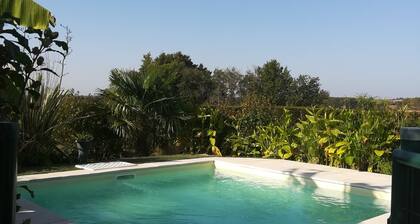 Maison au calme avec piscine et balançoire sur grand terrain arboré