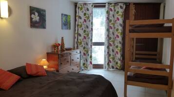 1 slaapkamer, een strijkplank/strijkijzer