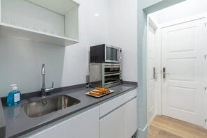 Private kitchen - BED AND BREAKFAST ONLY HUERTAS-4 (Madrid)