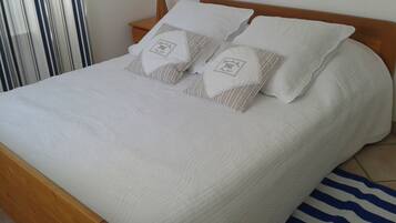 2 makuuhuonetta, silitysrauta/-lauta, vauvan matkasänky, ilmainen Wi-Fi