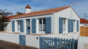 A white building with blue shutters and a red-tiled roof. - house / villa - LA GUERINIERE (La Guérinière)