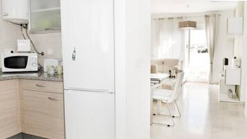 Frigorífico, microondas, horno y lavavajillas