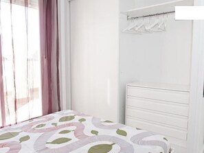2 habitaciones, escritorio, tabla de planchar con plancha y internet 