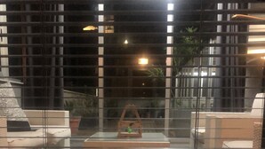 Un pasillo con una mesa expositora en el centro y zonas de estar a ambos lados.