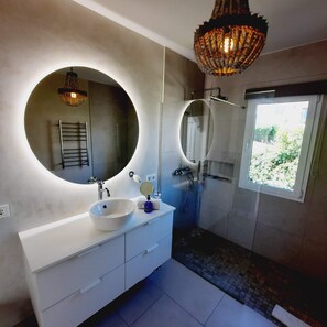 Ensemble baignoire-douche, séchoir à cheveux, serviettes fournies, savon