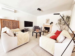 Een smart-tv, een open haard, een dvd-speler en boeken