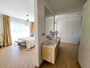 5 bedrooms, iron/ironing board, free WiFi, bed sheets