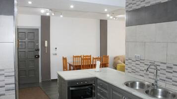 Een koelkast, een microgolfoven, een oven, een kookplaat