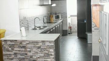 Een koelkast, een microgolfoven, een oven, een kookplaat