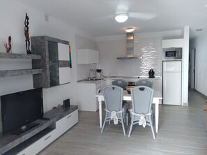 Een koelkast, een microgolfoven, een oven, een kookplaat